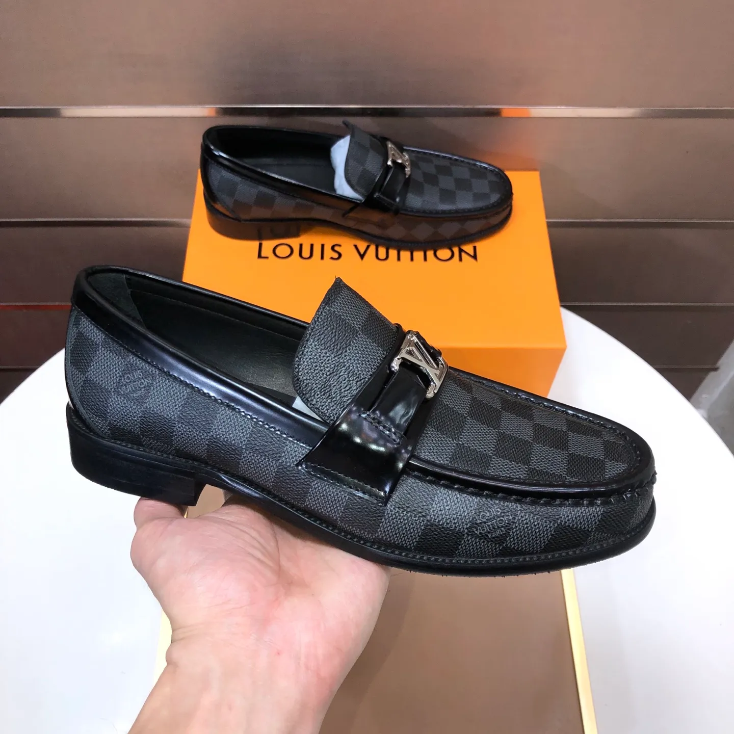 Men's men's shoes💰540💰[LV] (original single cowhide lining)🍀LV's latest genuine leather business suit shoes are available on the official website at the same time. The first-layer cowhide imported from Italy is made of heavy gold, and the official website has a 1:1 rubber outsole. Versatile to wear, high-end without losing class, and the color combination is extraordinary. This four-season style is alluring when worn on your feet, showing off your big-name flair. Standard code 38-45 (45 customized)